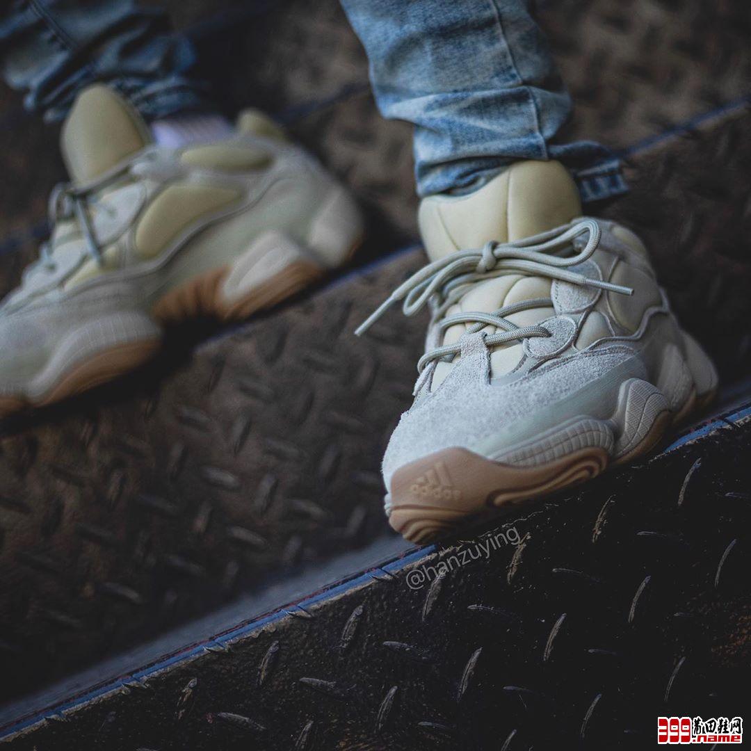 Yeezy 500,adidas,上脚,发售  看起来更保暖！Yeezy 500 “Stone” 上脚图来了！下月发售！